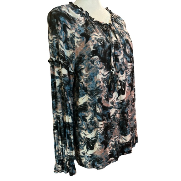 Cupio EUC blue pink and white pullover top. Size large - Picture 3 of 6